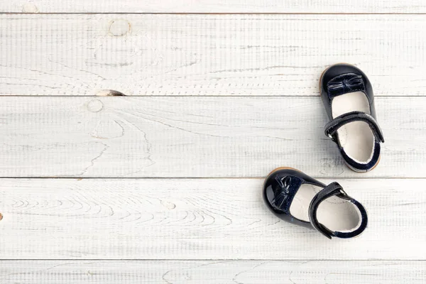 Ahşap arka plan üzerinde Yaz koyu mavi Bebek kız ayakkabıları — Stok fotoğraf