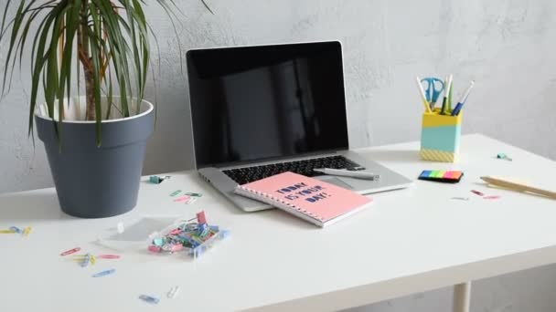 Amplie Mesa Trabalho Com Planta Verde Pote Cinza Caderno Com — Vídeo de Stock