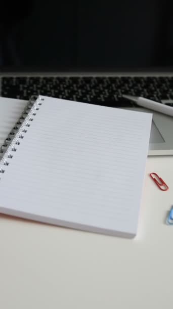 Zoom Werktafel Met Groene Plant Een Grijze Pot Notebook Met — Stockvideo