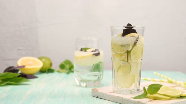 Limonata Veya Limon Limon Fesleğen Ile Mojito Kokteyl Ahşap Nane — Stok video