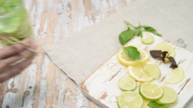 Limon, limon ve fesleğen ile Cool Limonata veya mojito kokteyl. Ahşap rustik masada buz ile soğuk serinletici içecek veya içecek. Metniniz için alan kopyalama