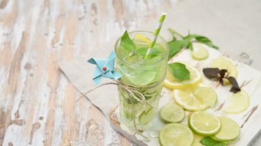 Limon, limon ve fesleğen ile Cool Limonata veya mojito kokteyl. Ahşap rustik masada buz ile soğuk serinletici içecek veya içecek. Metniniz için alan kopyalama