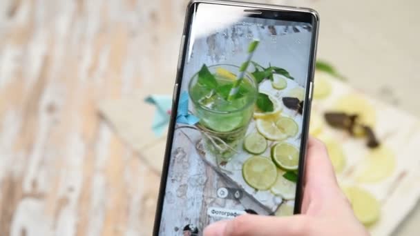 Fotografieren Sie Kühle Limonaden Oder Mojito Cocktails Mit Zitrone Limette — Stockvideo