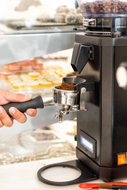 Kahve makinesi ve barista bir kafede kahve hazırlama