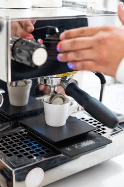 Kahve makinesi ve barista bir kafede kahve hazırlama