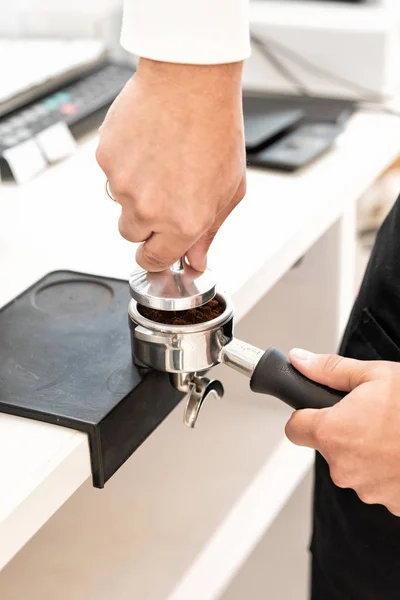 Máquina de café e barista preparando café em um café — Fotografia de Stock