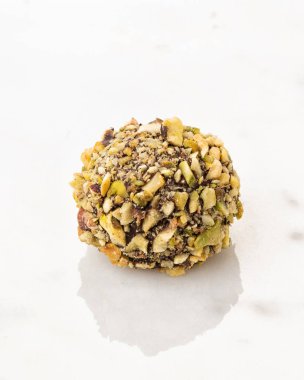 Beyaz mermer arka plan üzerinde özel el yapımı çikolata şeker. 