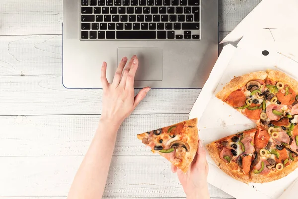 İş kadını bir dizüstü bilgisayar ile bir ofis masası çalışan ve bir öğle yemeği