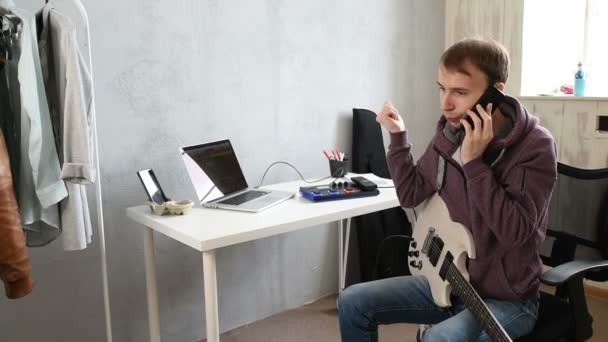 Genç Adam Konuşan Evde Elektrik Gitar Oynuyor Gitarist Bir Masada — Stok video