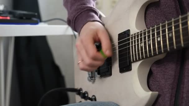 Joven Tocando Guitarra Eléctrica Casa Guitarrista Sienta Una Mesa Escribe — Vídeos de Stock