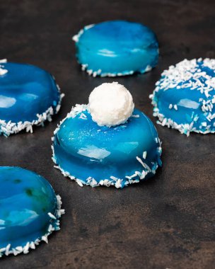 Siyah sıçrama ve yeşil karamel kırıkları ile koyu mavi pasta