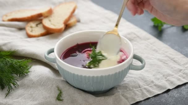 Piatto Cibo Nazionale Ucraino Russo Zuppa Barbabietole Rosse Borscht Con — Video Stock