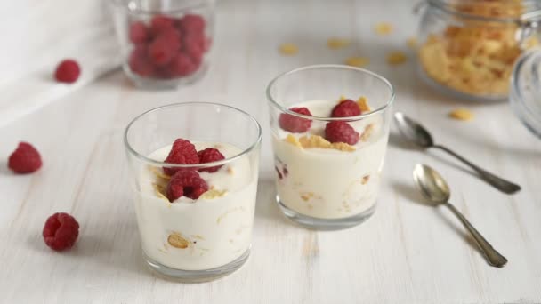 酸奶与覆盆子和燕麦在玻璃罐中供应 健康早餐 包括全麦麦片 木桌上有草莓果酱 — 图库视频影像