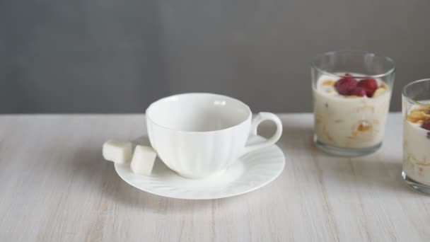 Una Mujer Que Vierte Café Turco Cafetera Una Taza Yogur — Vídeos de Stock