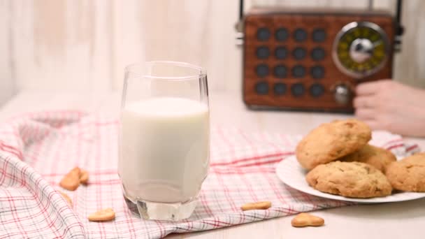 우유와 테이블에 냅킨에 페이스트리 유기농 레트로 라디오 수신기에서 여성의 볼륨을 — 비디오