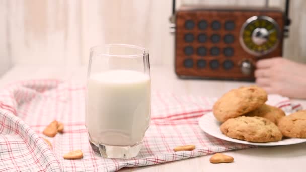 Vaso Leche Galletas Chip Sobre Una Mesa Madera Blanca Pastelería — Vídeo de stock