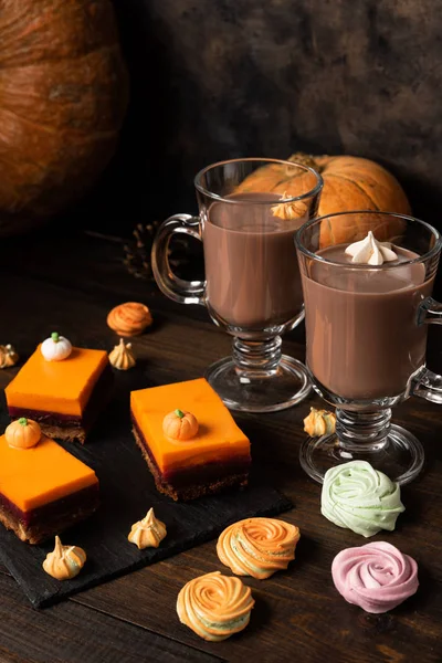 Uma fatia de deliciosa torta de abóbora caseira e copos de chocolate quente — Fotografia de Stock