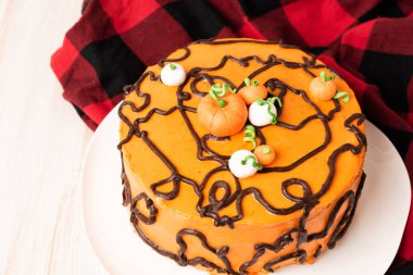 Balkabağı veya şeker ile süslenmiş krem peynir frosting ile havuç kek