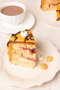 Balkabağı veya şeker ile süslenmiş krem peynir frosting ile havuç kek