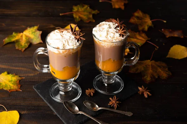 Latte de especiarias de abóbora. Bebida quente de chocolate doce com chantilly — Fotografia de Stock