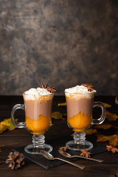 Latte de especiarias de abóbora. Bebida quente de chocolate doce com chantilly — Fotografia de Stock