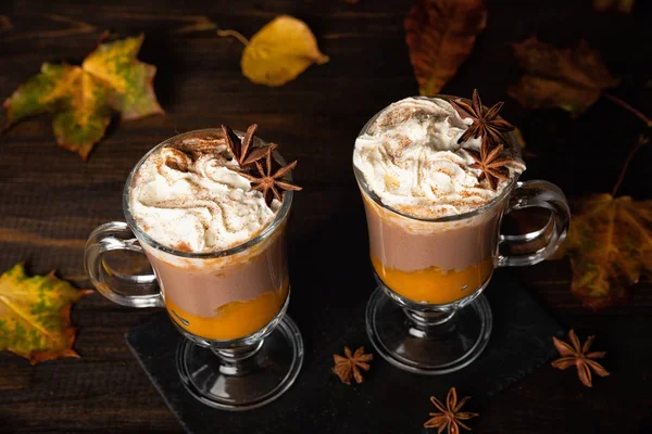 Latte de especiarias de abóbora. Bebida quente de chocolate doce com chantilly — Fotografia de Stock