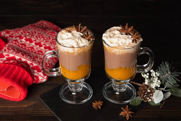 Latte de especiarias de abóbora. Bebida quente de chocolate doce com chantilly — Fotografia de Stock