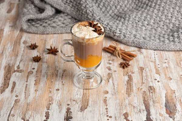 Latte de especiarias de abóbora. Bebida quente de chocolate doce com chantilly — Fotografia de Stock