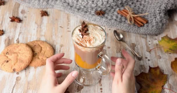 Frau Trinkt Kürbisgewürz Latte Süßes Schokoladen Heißgetränk Mit Schlagsahne Darüber — Stockvideo