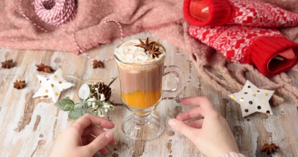 Mulher Bebendo Latte Especiarias Abóbora Bebida Quente Chocolate Doce Com — Vídeo de Stock