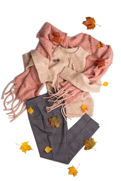 Garnitur weiblicher stilvoller Herbstkleidung und Accessoires auf weißem Hintergrund — Stockfoto
