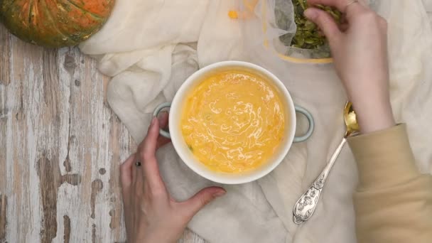 Τρώγοντας Χορτοφάγος Φθινόπωρο Κολοκύθα Ζεστό Σούπα Κρέμα — Αρχείο Βίντεο