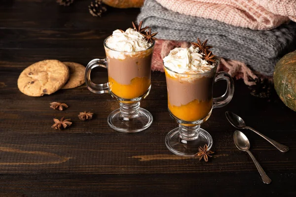 Latte de especiarias de abóbora. Bebida quente de chocolate doce com chantilly — Fotografia de Stock