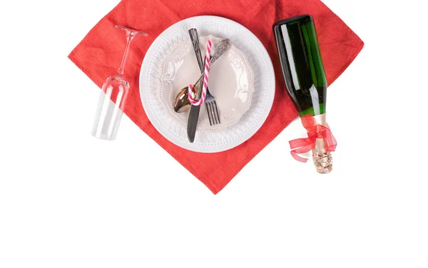 Nakrycie świąteczne. Czerwona dekoracja i świece z kapeluszem Santa — Zdjęcie stockowe