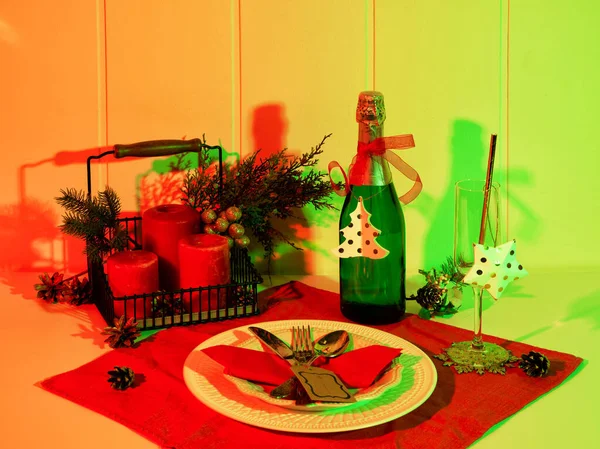 Apparecchiare la tavola di Natale. Decorazione rossa e candele con cappello Babbo Natale — Foto Stock