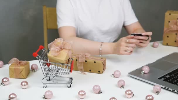 Compras Línea Navidad Mujer Con Tarjeta Bancaria Mano Mesa Blanca — Vídeos de Stock