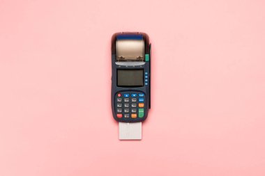 Pembe arka planda NFC ödeme bağlantısız terminali. Kredi kartı ya da telefon faturası artı bankacılık aygıtı, kart makinesi.