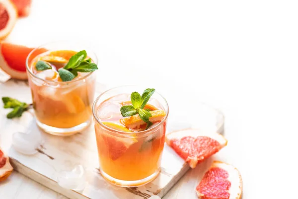 柚子鸡尾酒 薄荷和冰块 清凉的夏季柑橘类新鲜饮料 背景为浅木色 — 图库照片