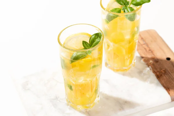 Limonada Cítrica Cóctel Mojito Con Limón Naranja Albahaca Bebida Fría — Foto de Stock