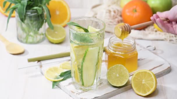 Limonada Cítrica Vaso Con Gotas Cubitos Hielo Agua Frutas Con — Vídeo de stock