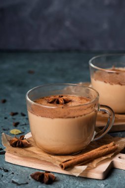 Koyu yeşil desenli geleneksel Hint masala çayı bardakları. Siyah çay, zencefil, tarçın, kakule, anason yıldızları.