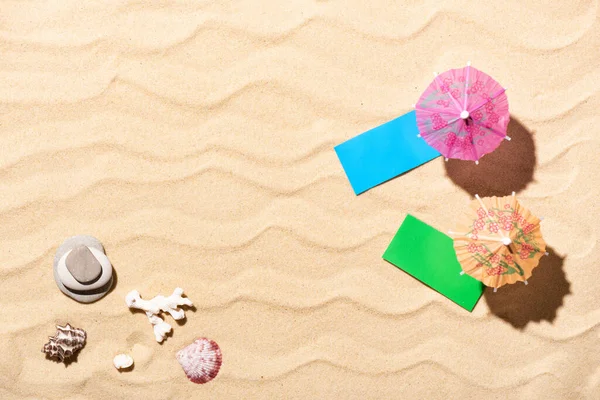 Sombrillas Toallas Playa Conchas Piedras Sobre Arena Caliente Concepto Vacaciones —  Fotos de Stock