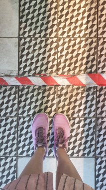 Kirli zeminde kadın ayağı ve uyarı bandı etiketi