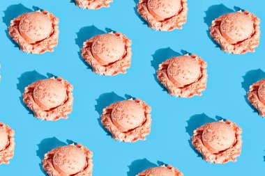 Açık mavi arka planda vişneli, çilekli, pembe dondurma. Yaz şablonu, düz uzanma.