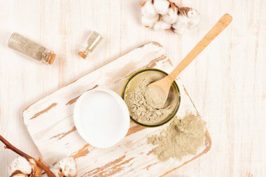 Kavanozda kurumuş yüz killi toz maskesi. Doğal ev kozmetiği