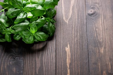 Tahta masada taze fesleğen. Mutfak bahçesi ve İtalyan sosu. Metin için alanı kopyala