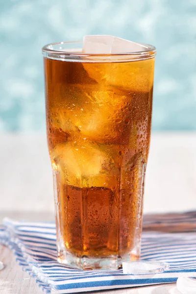 El vaso de té helado en la mesa de madera. Cuba Libre o cóctel de isla larga — Foto de Stock