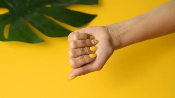 Letni żółty manicure z kryształkami i pierścionkiem biżuterii — Wideo stockowe