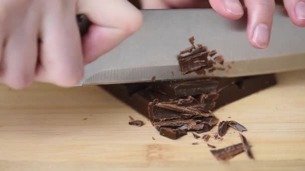 Weibliche Hände Halten Messer Der Hand Und Hacken Schokoladenblock Für — Stockvideo