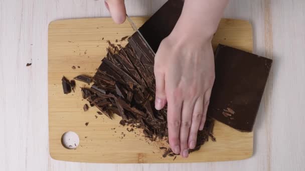 Ženské Ruce Držící Nůž Krájející Čokoládový Blok Dort Dřevěné Řezací — Stock video